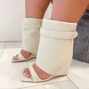 NWB AZALEA WANG DANA WEDGE BOOTIE SANDAL IN BONE. SIZE 6